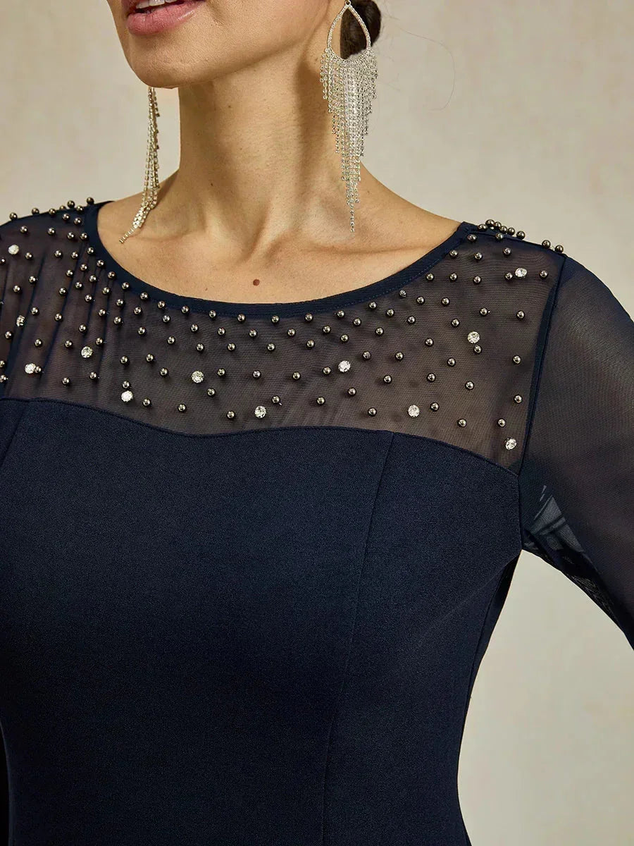 Elegante kokerjurk voor cocktails met versierde illusie mesh halslijn