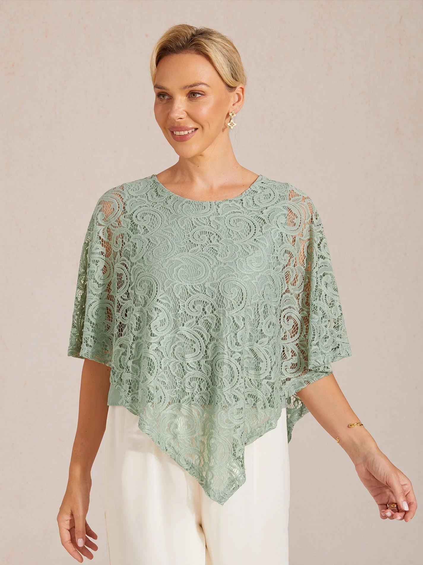 Elegante top met vleermuismouwen van kant