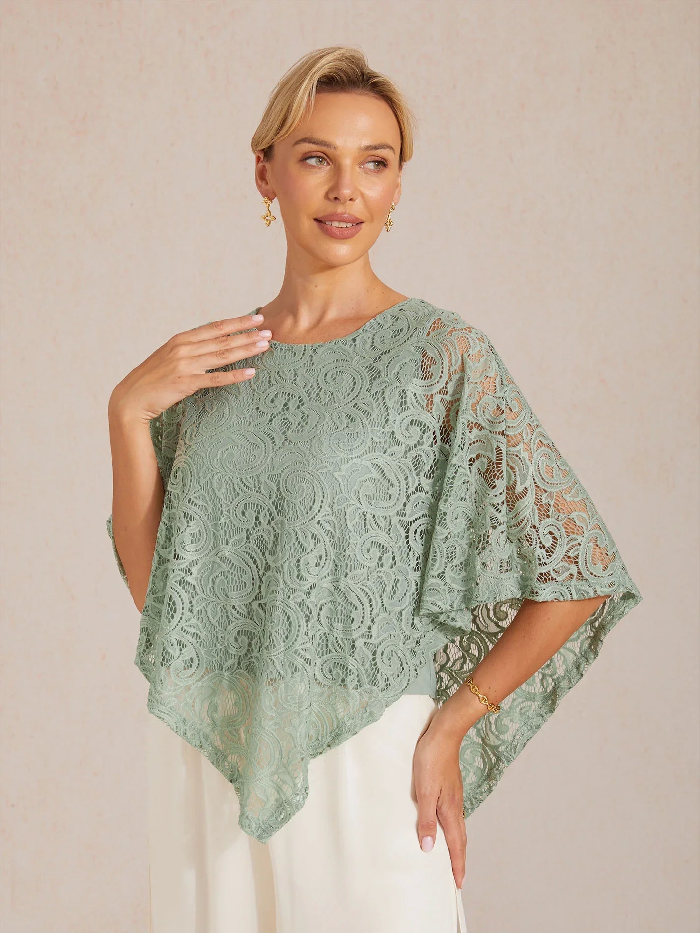 Elegante top met vleermuismouwen van kant