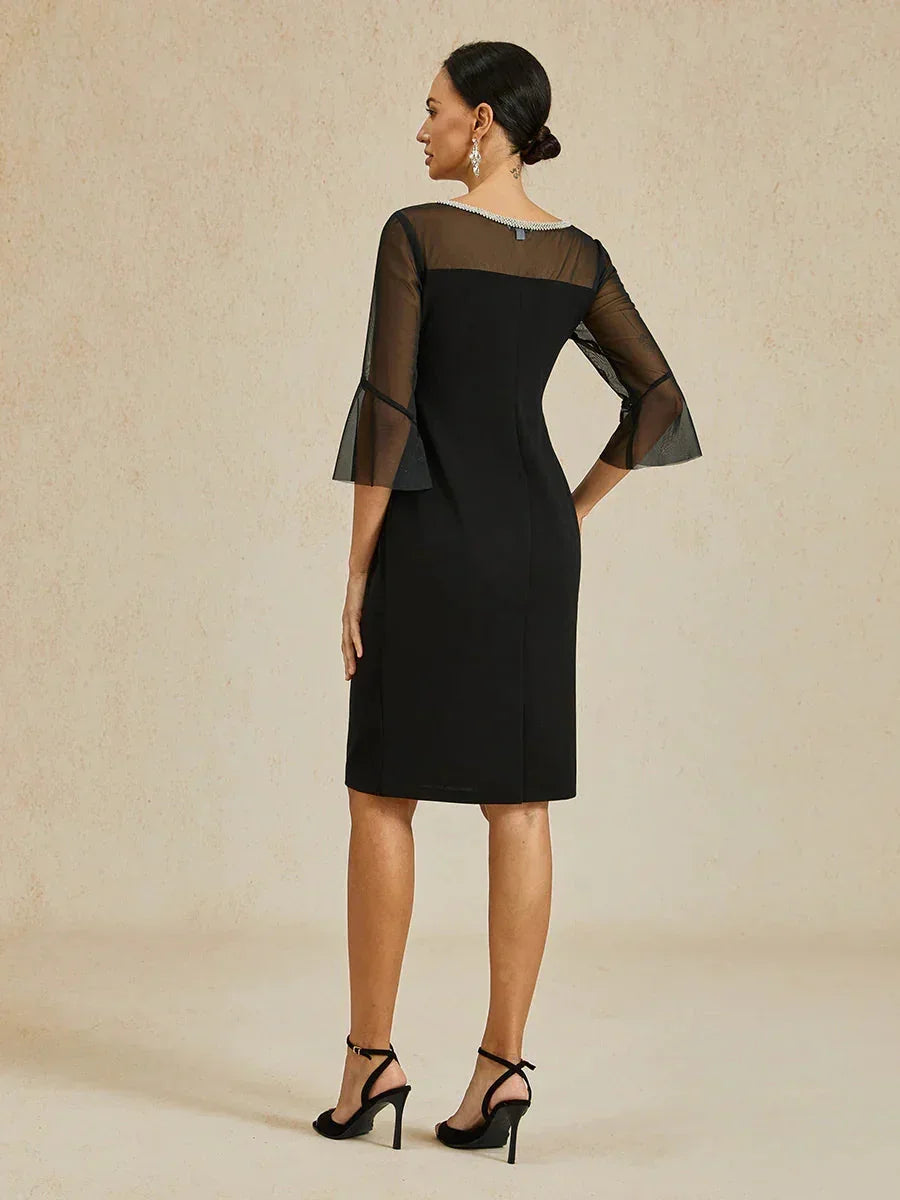 Elegante aansluitende cocktailjurk met uitlopende mouwen