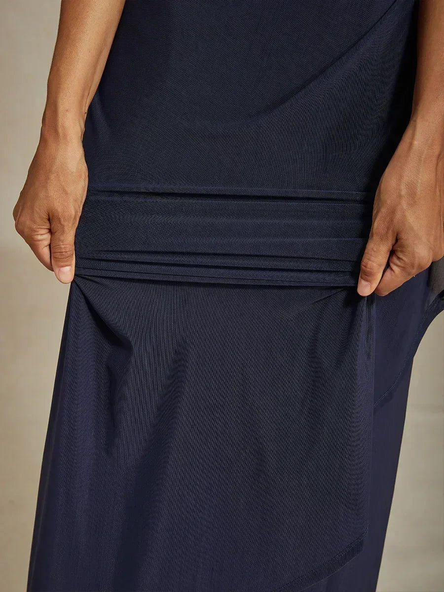 Elegante galajurk met versierde fladdermouwen