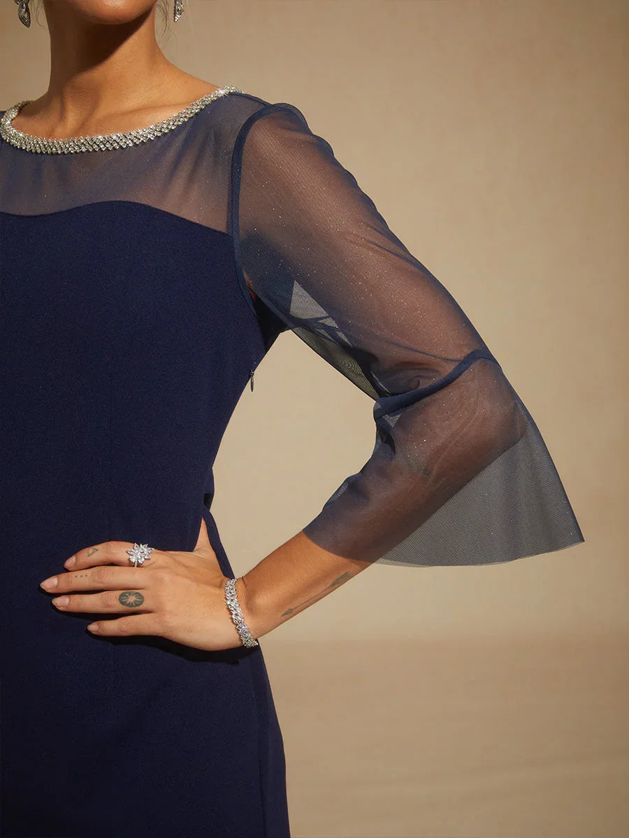 Elegante aansluitende cocktailjurk met uitlopende mouwen