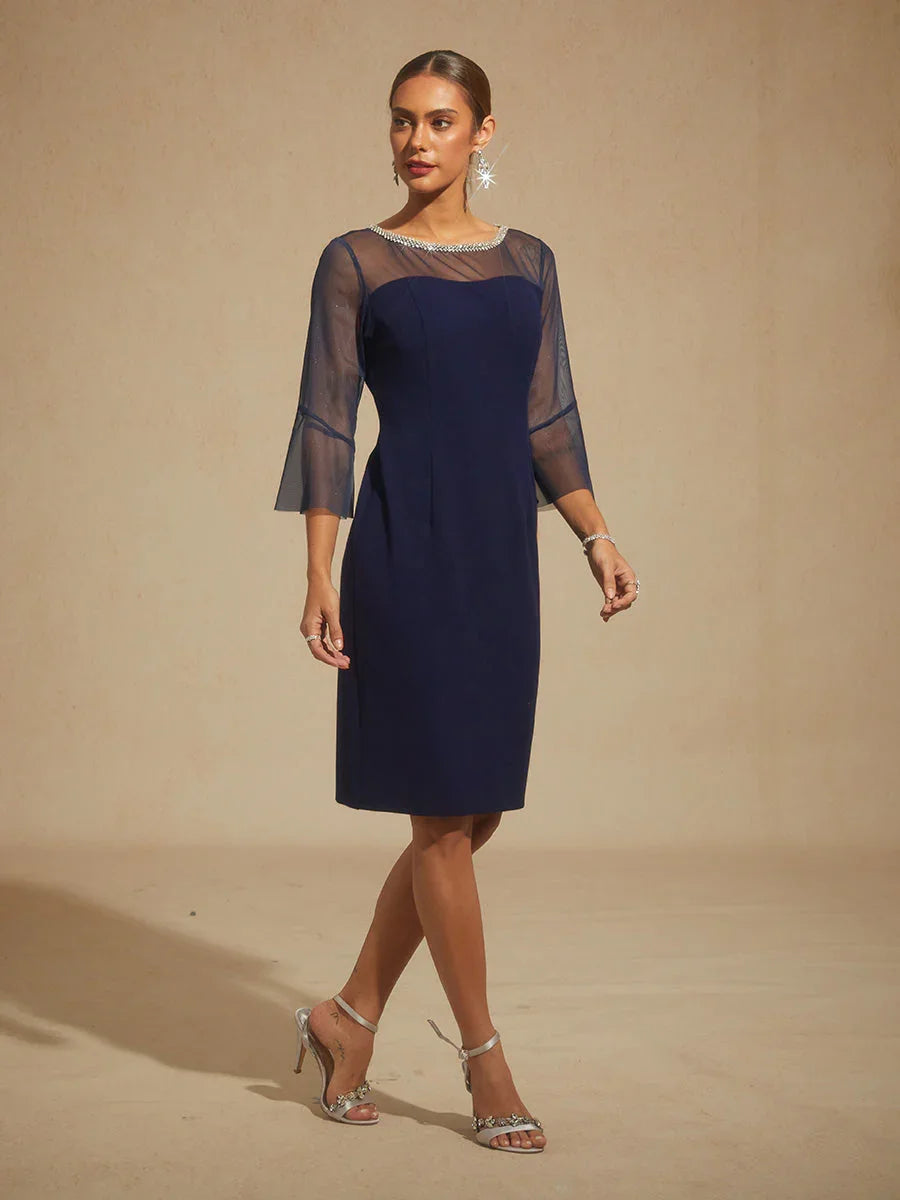 Elegante aansluitende cocktailjurk met uitlopende mouwen