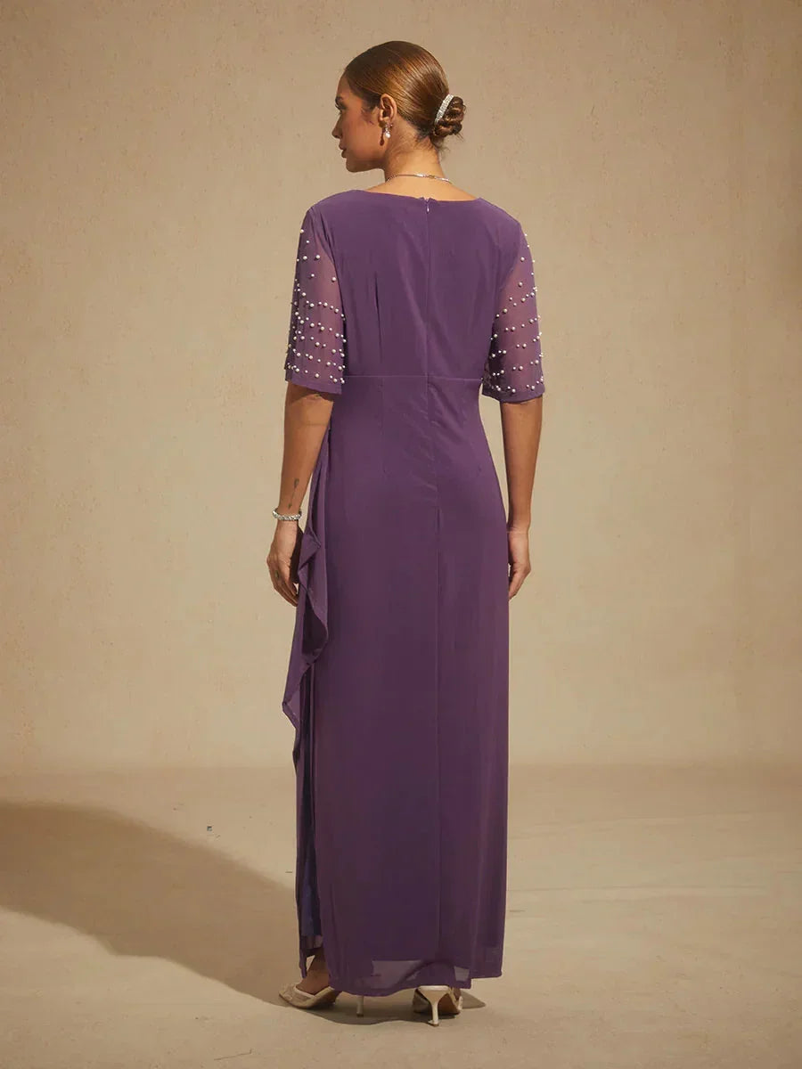 Elegante galajurk met versierde fladdermouwen